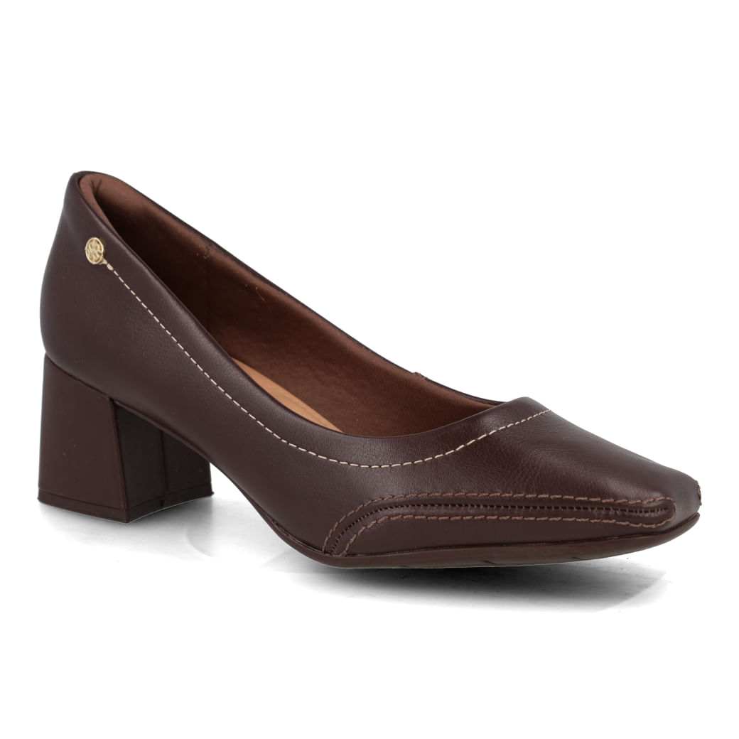 Sapato casual feminino Ramarim em napa marrom mostrando ajuste e conforto